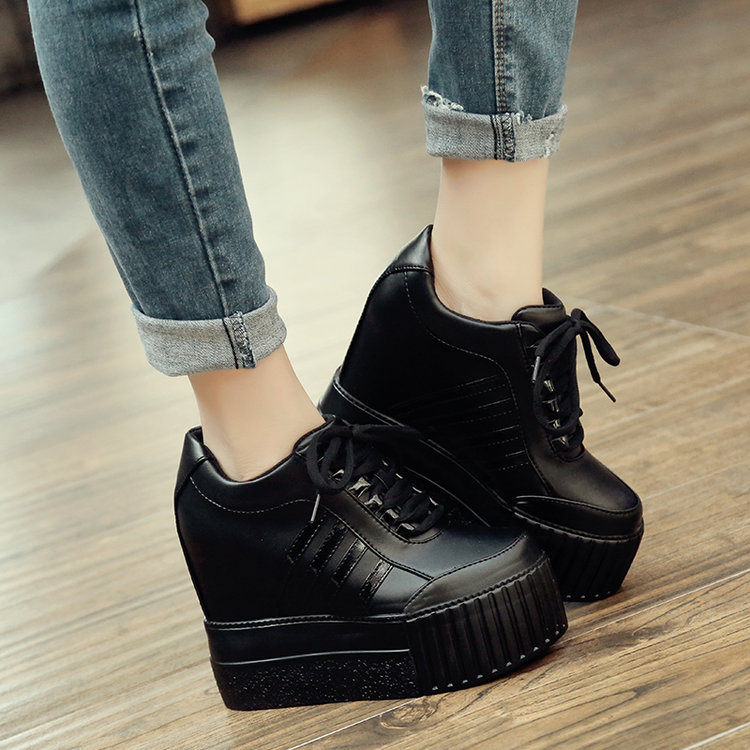 Черные кроссовки