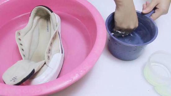 Как лучше отмыть белые кроссовки