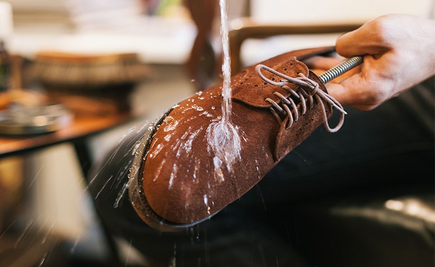 Как отмыть замшевые туфли от грязи