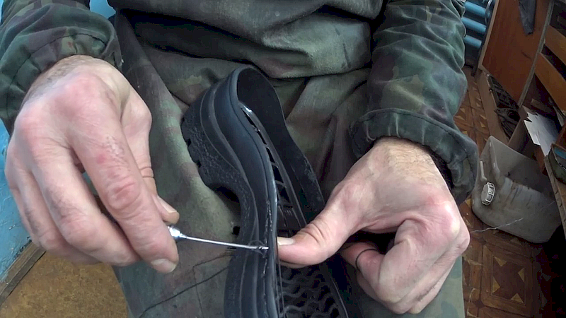 Порвалась сетка на кроссовках: простые способы ремонта