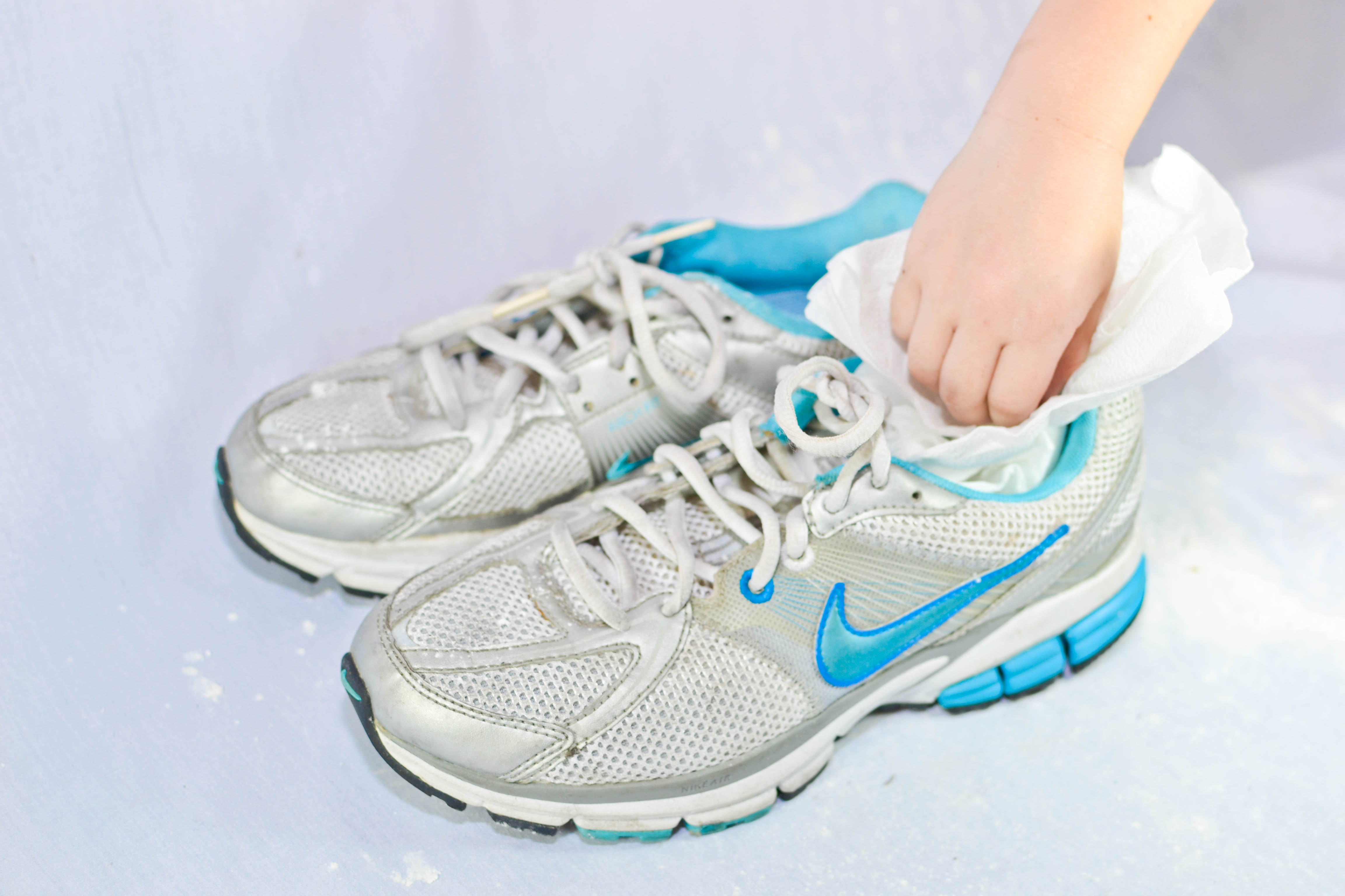 Как отмыть въевшуюся грязь на белых кроссовках