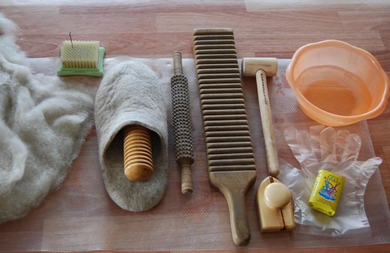 Инструменты для шерсти. Инструменты для валяния. Мокрое валяние инструменты и материалы. Материалы для мокрого валяния. Приспособления для мокрого валяния.