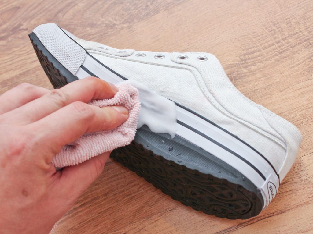 Чем можно отмыть белые кроссовки от грязи в домашних