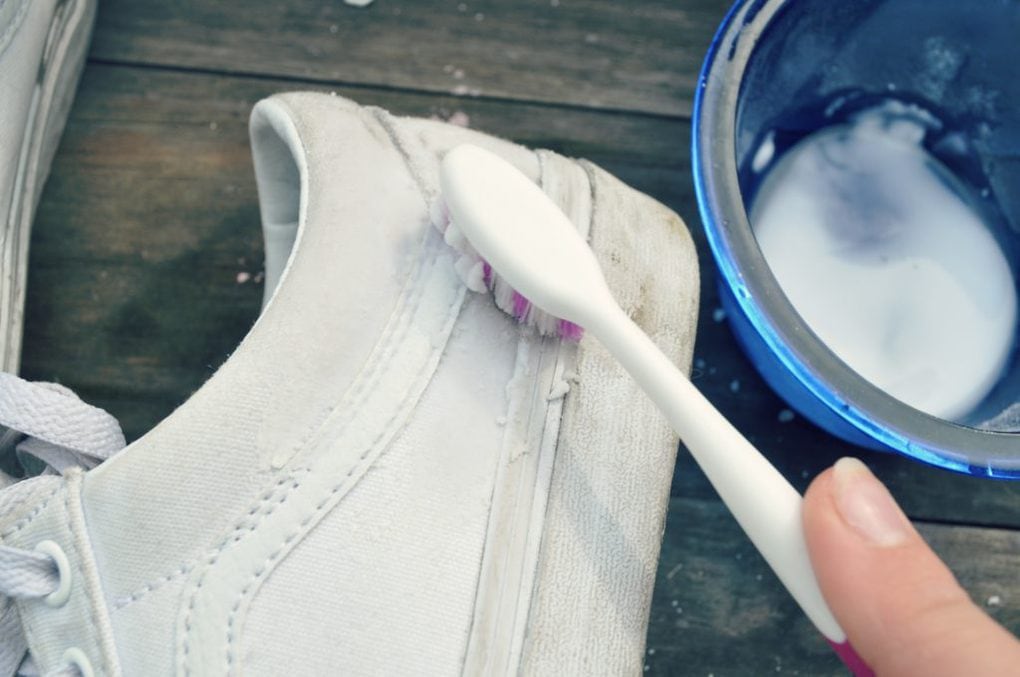 Как эффективно отмыть белые кроссовки